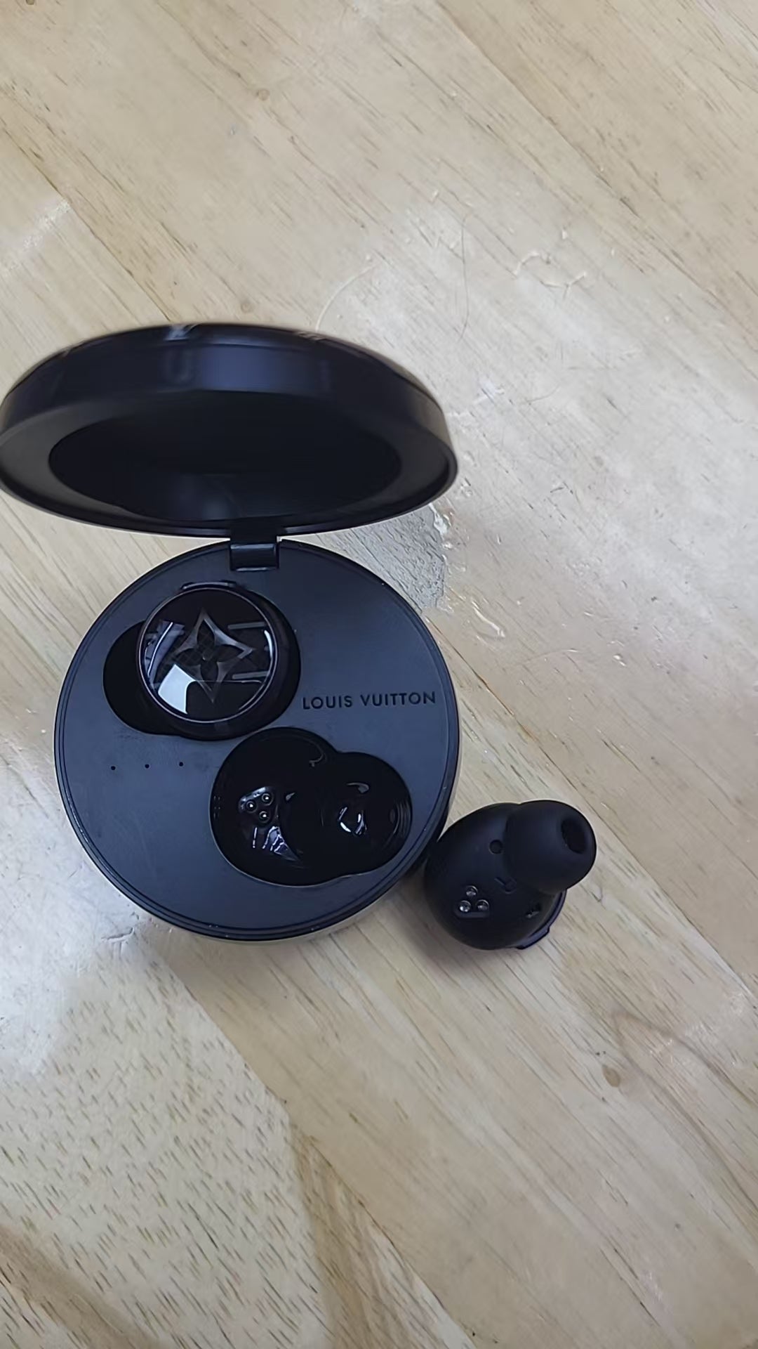 LOUIS VUITTON LV Horizon Wireless Earphones
